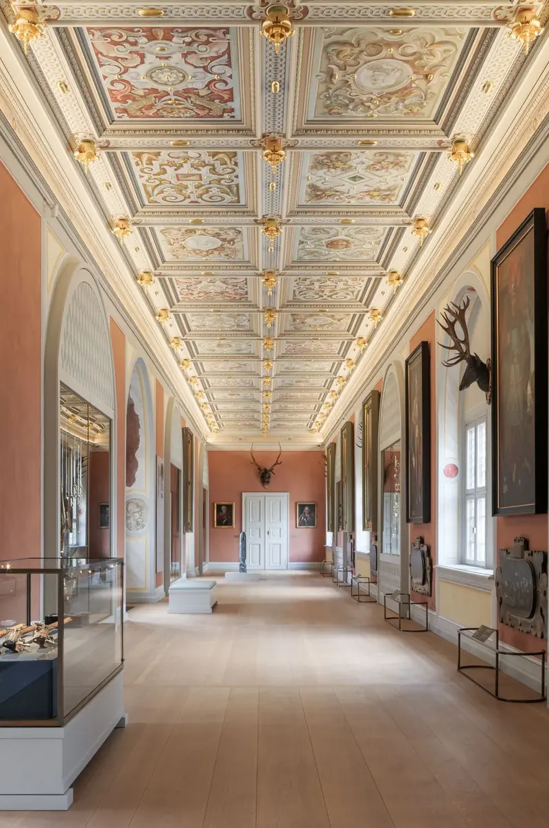 Ausstellungsansicht im Langen Gang, Residenzschloss Dresden