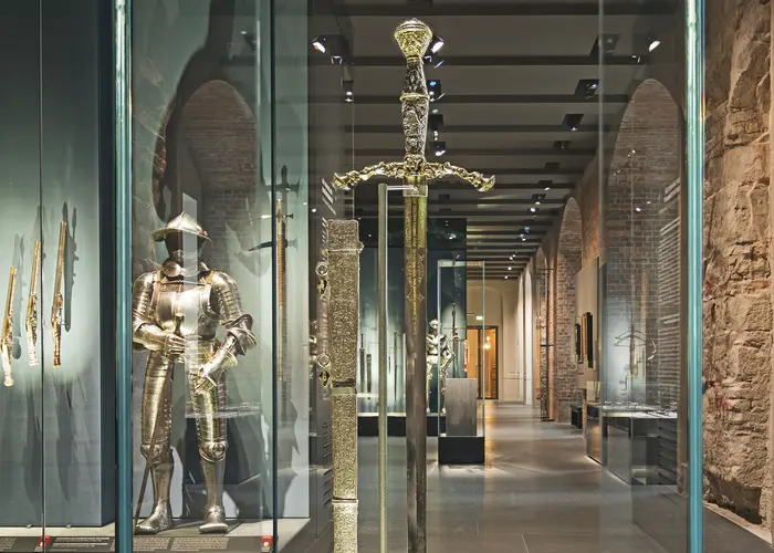 Objekte in Vitrinen, im Vordergrund ein Schwert mit reich verziertem Griff