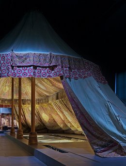 großes, aufwendig gemustertes Zelt