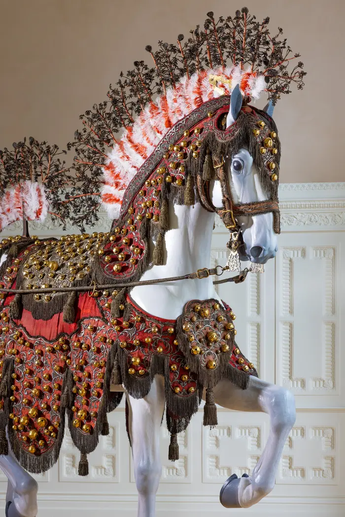 Detailansicht eines Holzpferdes mit prunkvollem Schmuck
