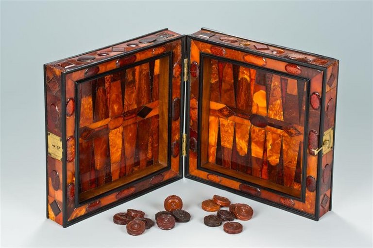 zusammenklappbares Spielbrett mit Spielsteinen