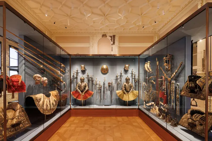 Vitrine mit verschiedenem Reitzeug, Helmen, Schwertern