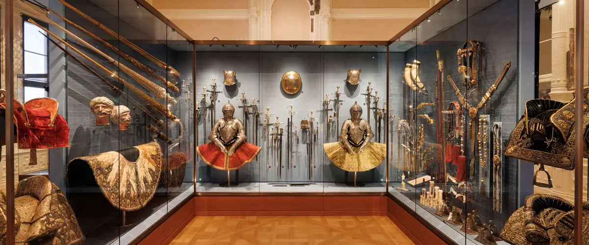 Vitrine mit verschiedenem Reitzeug, Helmen, Schwertern