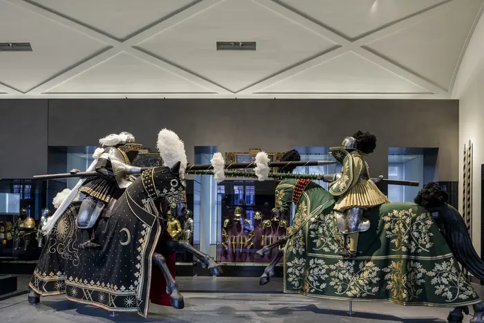 zwei Ritterrüstungen auf Holzpferden in der Ausstellung