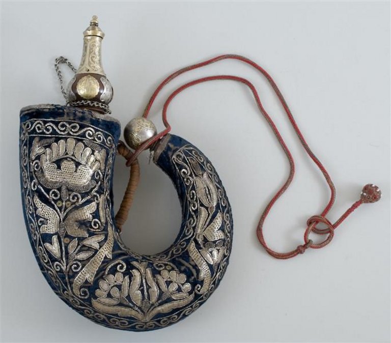 aufwendig verziertes Horn mit Deckel