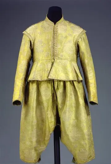aufwendig verziertes Wams und Hose