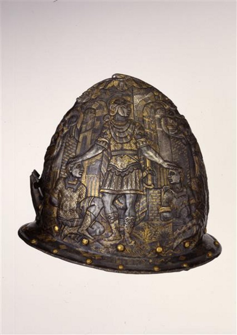 ein Helm, darauf ein Soldat, der seine Hände auf die Köpfe zwei hockender Personen hält