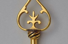 goldener Schlüssel vor grauem Hintergrund