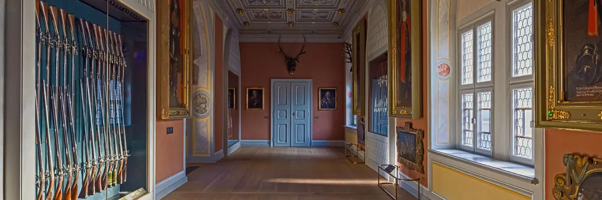 Gewehrgalerie im Langen Gang, Residenzschloss Dresden Blick in einen Ausstellungsraum