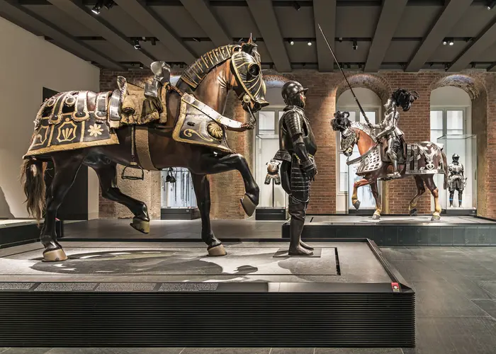 Männer und Pferde in Rüstungen