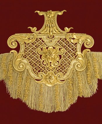 goldenes Ornament für Thronrückwand