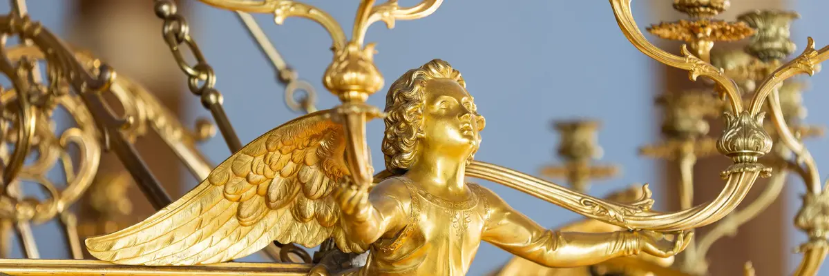 goldener Engel an einer Lampe