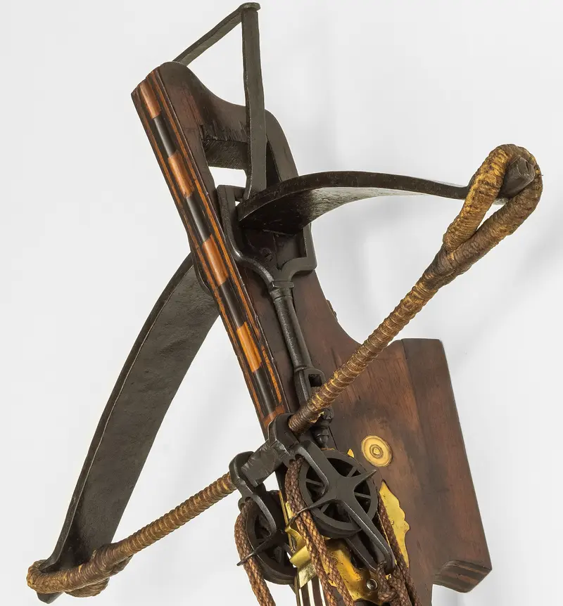 Armbrust aus Holz mit goldenen Elementen