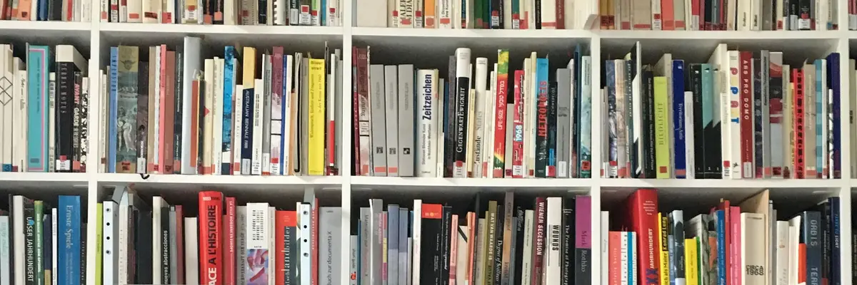 Bücher im Bücherregal