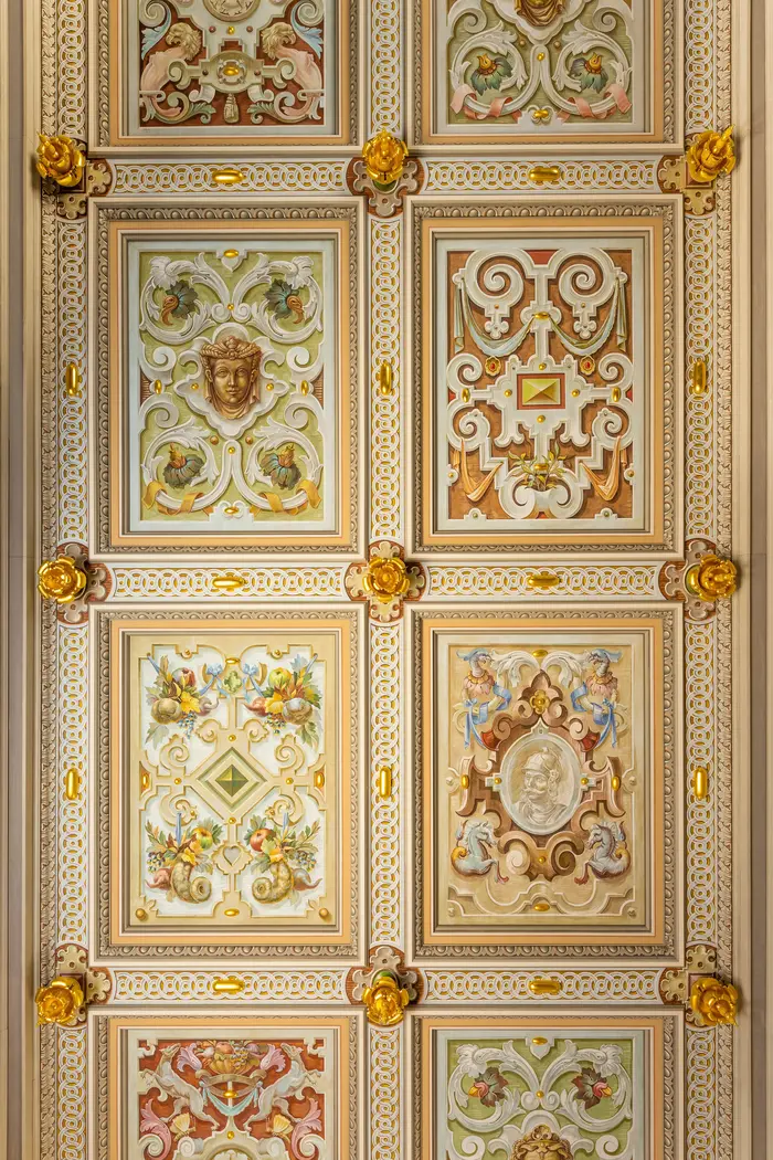 Anblick der verzierten Decke