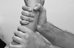 Joanna Piotrowska, Untitled (Self-Defence), 2014 ein Unterarm, der von zwei Händen festgehalten wird