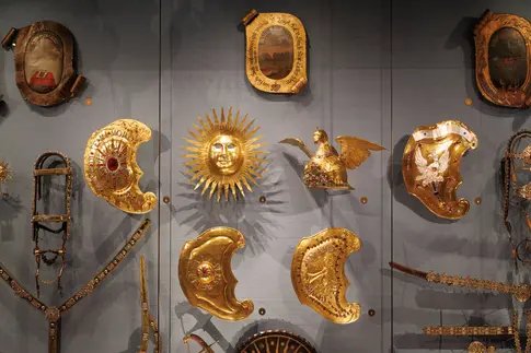 Vitrine mit verschiedenen Masken