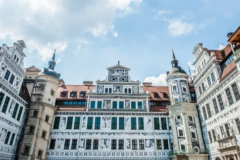 Fassade des Residenzschlosses, mit Menschen und Mustern bemalt