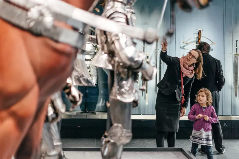 zwei Besucher, darunter ein Kind, betrachten die Ausstellung