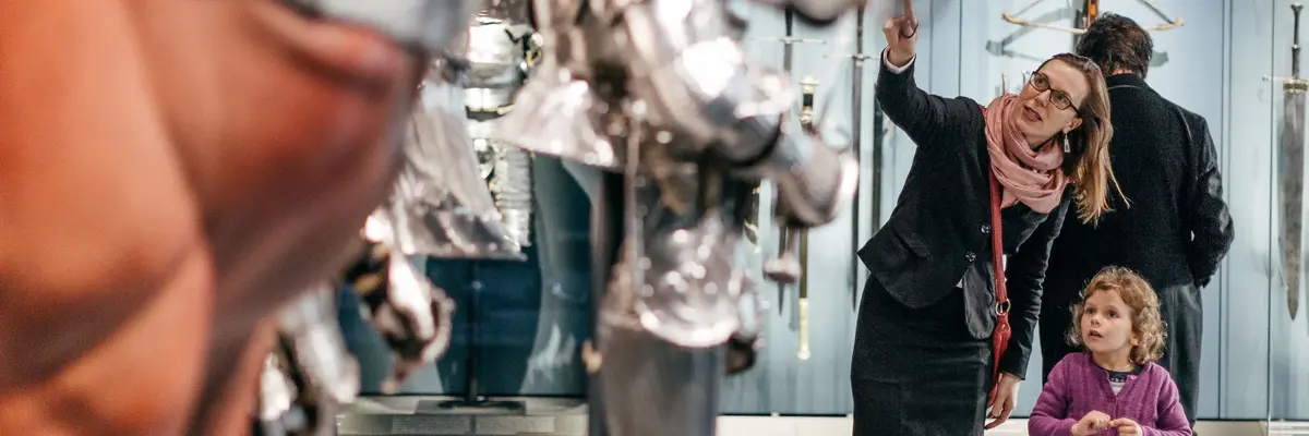 zwei Besucher, darunter ein Kind, betrachten die Ausstellung