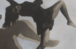 Charlotte Rudolph, Gret Palucca - Mit doppeltem Schatten, 1925 Die Schwarz-Weiß-Fotografie einer tanzenden Frau.