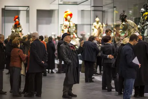 viele Besucher in der Ausstellung, mittig schießt jemand ein Smartphone-Foto