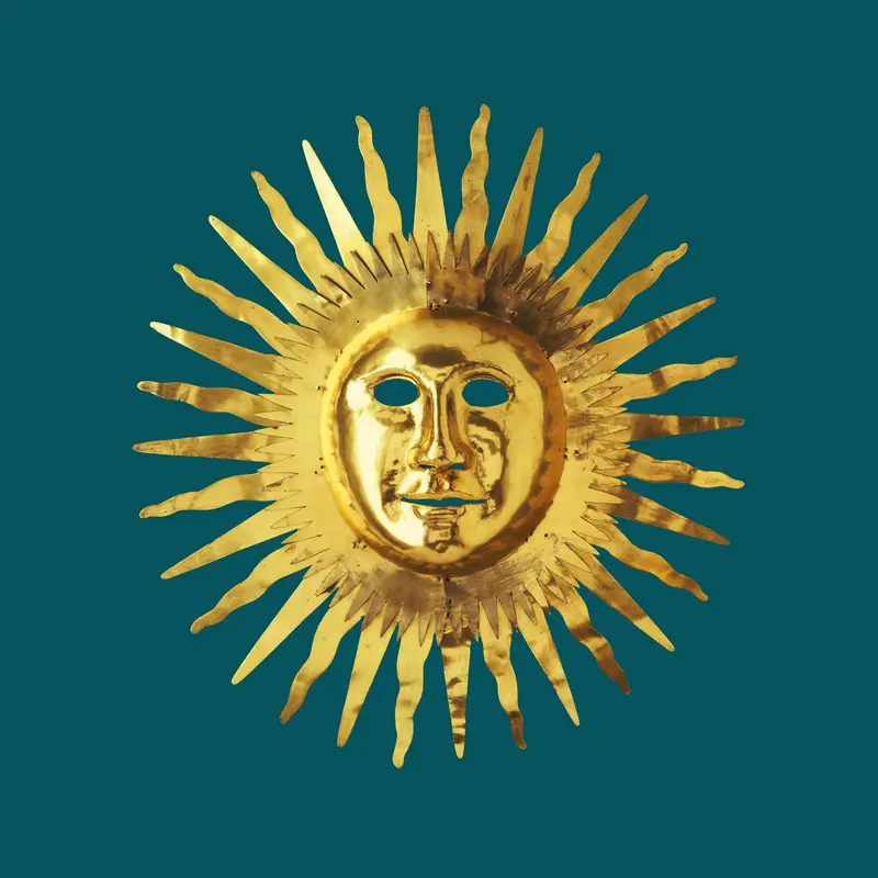 goldene Maske in Form einer Sonne