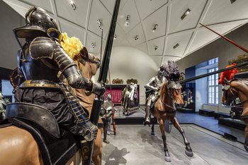 Ritterrüstungen auf Holzpferden in der Ausstellung 