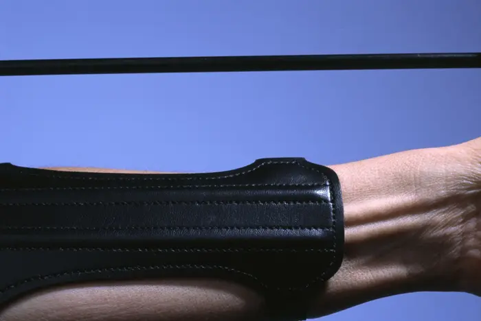 Zu sehen ist der videoausschnitt eines Unterarms mit gespanntem Bogen