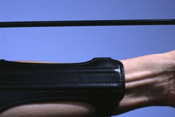 Zu sehen ist der videoausschnitt eines Unterarms mit gespanntem Bogen