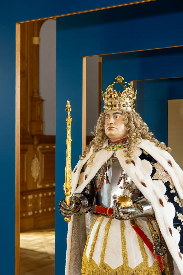 Raumansicht mit einer Figur mit Königsmantel