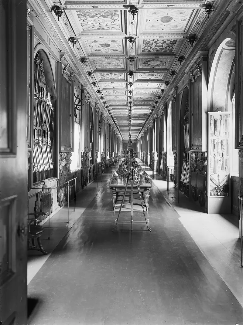 historisches Foto eines Raumes mit Waffen