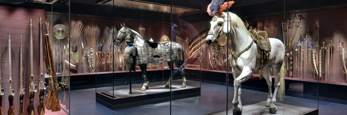 Pferde, Rüstung und Waffen in Vitrinen