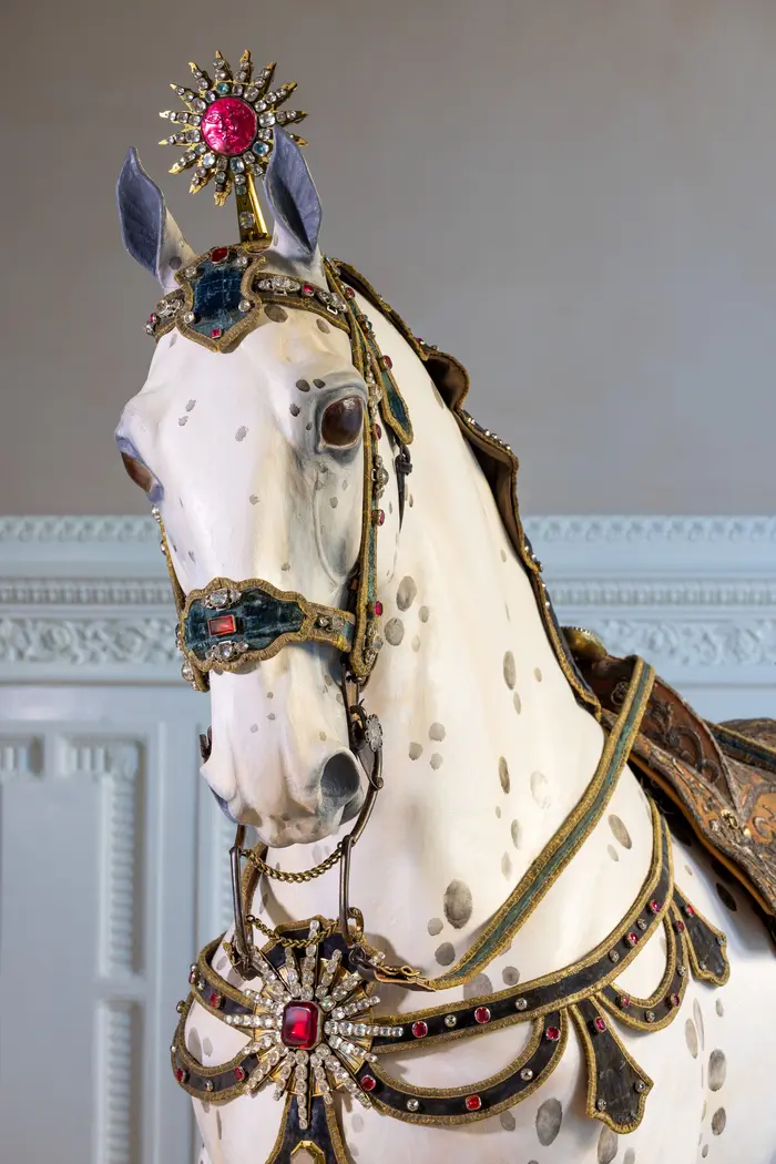 Holzpferd mit prunkvollem Sattelzeug